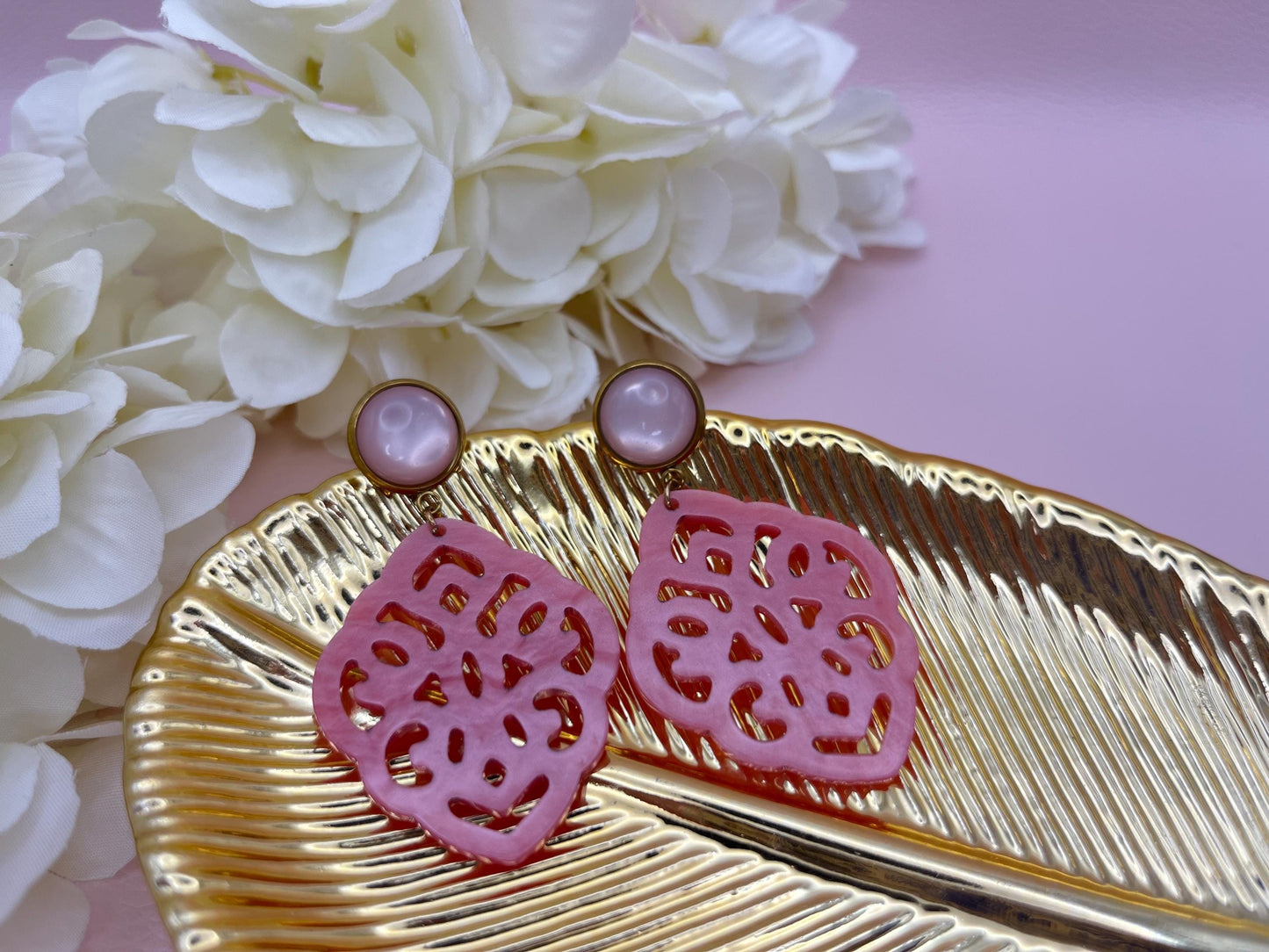 Leichte Ornamentohrringe, Hängeohrringe an vergoldeten Ohrsteckern mit Cabochons in Rosa - Laury goes Marrakesh
