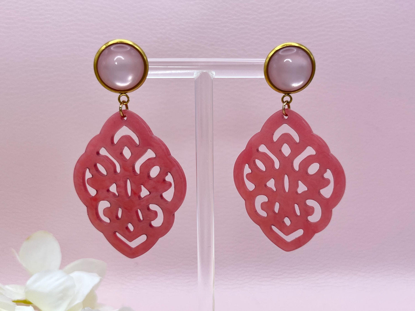 Leichte Ornamentohrringe, Hängeohrringe an vergoldeten Ohrsteckern mit Cabochons in Rosa - Laury goes Marrakesh