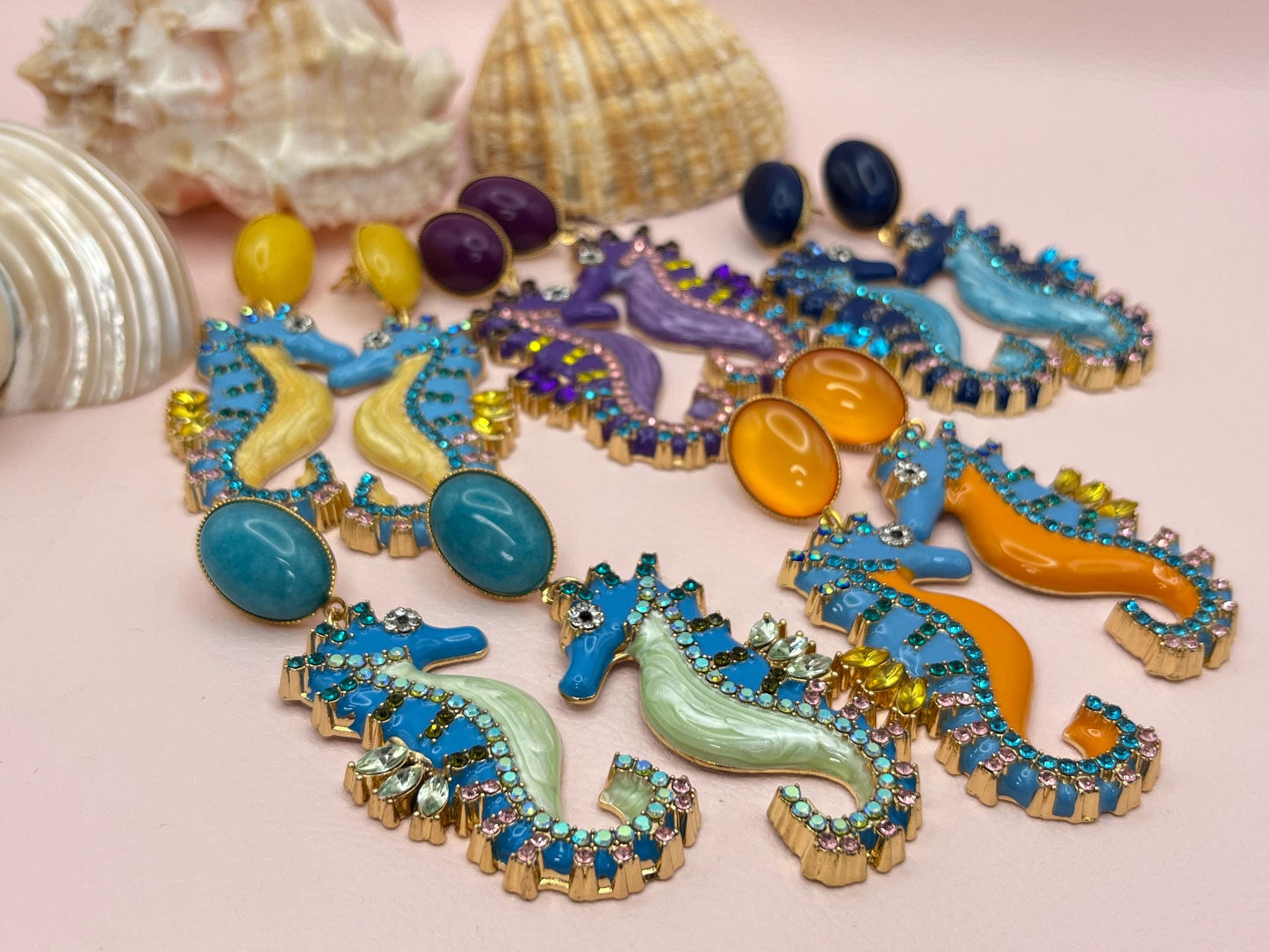 Statementohrringe, Hängeohrringe mit glitzernden Seepferdchen an vergoldeten Ohrsteckern mit Jade Cabochons Mint Türkis - Laury goes Elba