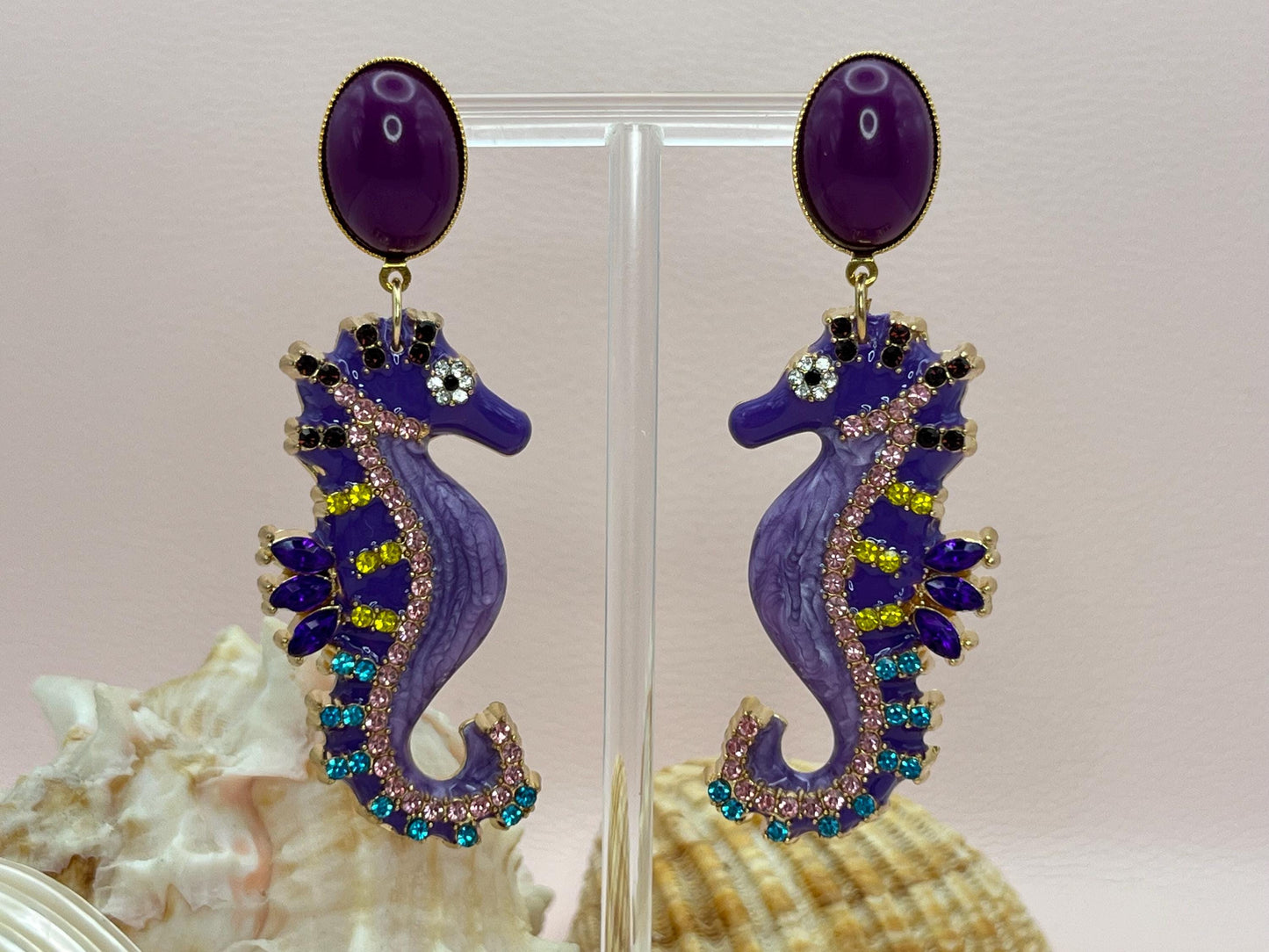 Statementohrringe, Hängeohrringe mit glitzernden Seepferdchen an vergoldeten Ohrsteckern mit Cabochons Lila - Laury goes Elba