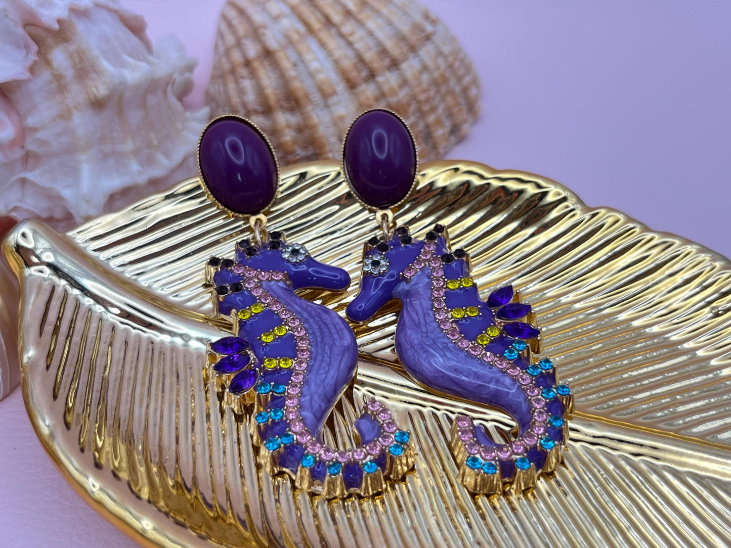 Statementohrringe, Hängeohrringe mit glitzernden Seepferdchen an vergoldeten Ohrsteckern mit Cabochons Lila - Laury goes Elba