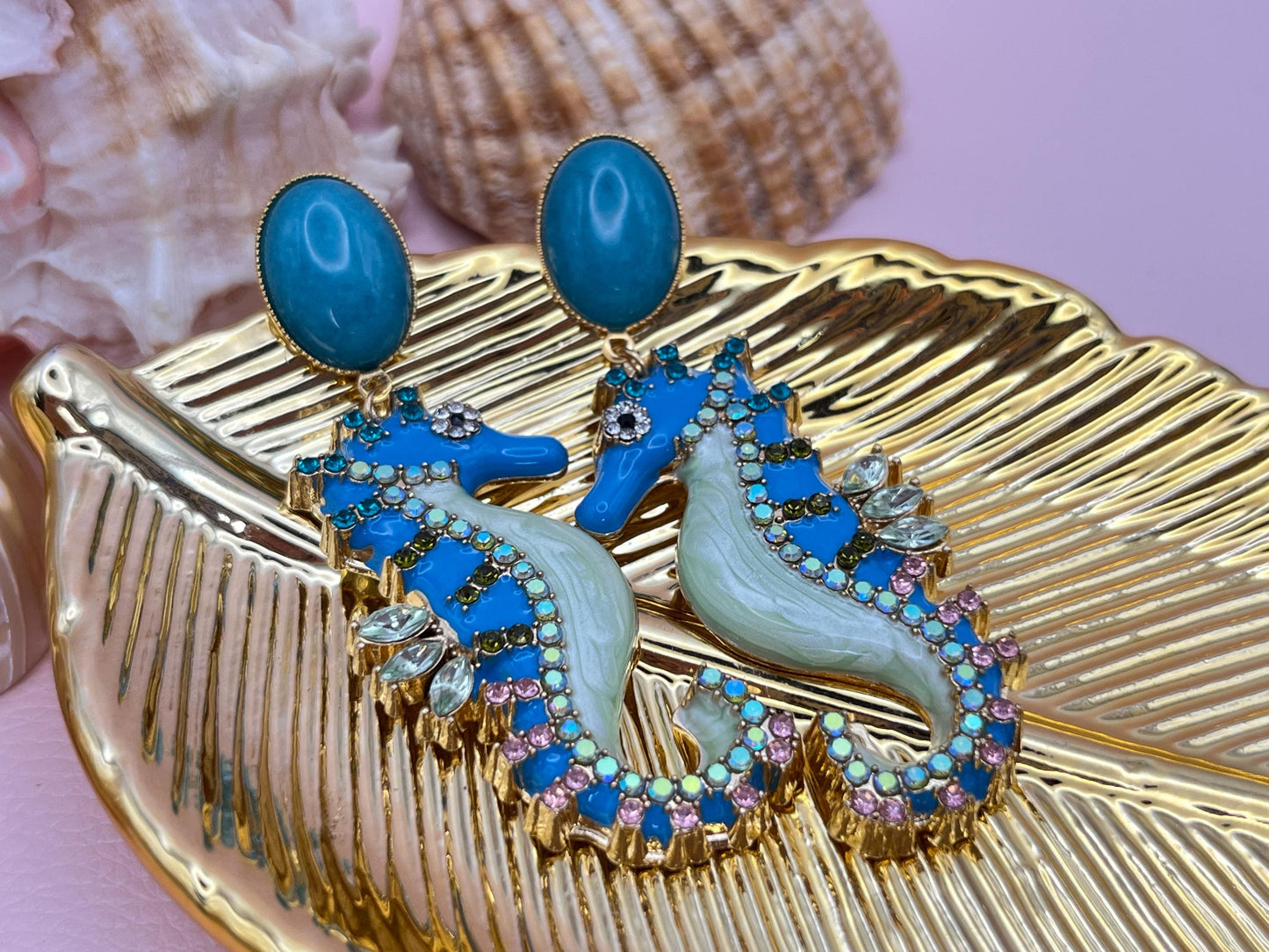 Statementohrringe, Hängeohrringe mit glitzernden Seepferdchen an vergoldeten Ohrsteckern mit Jade Cabochons Mint Türkis - Laury goes Elba