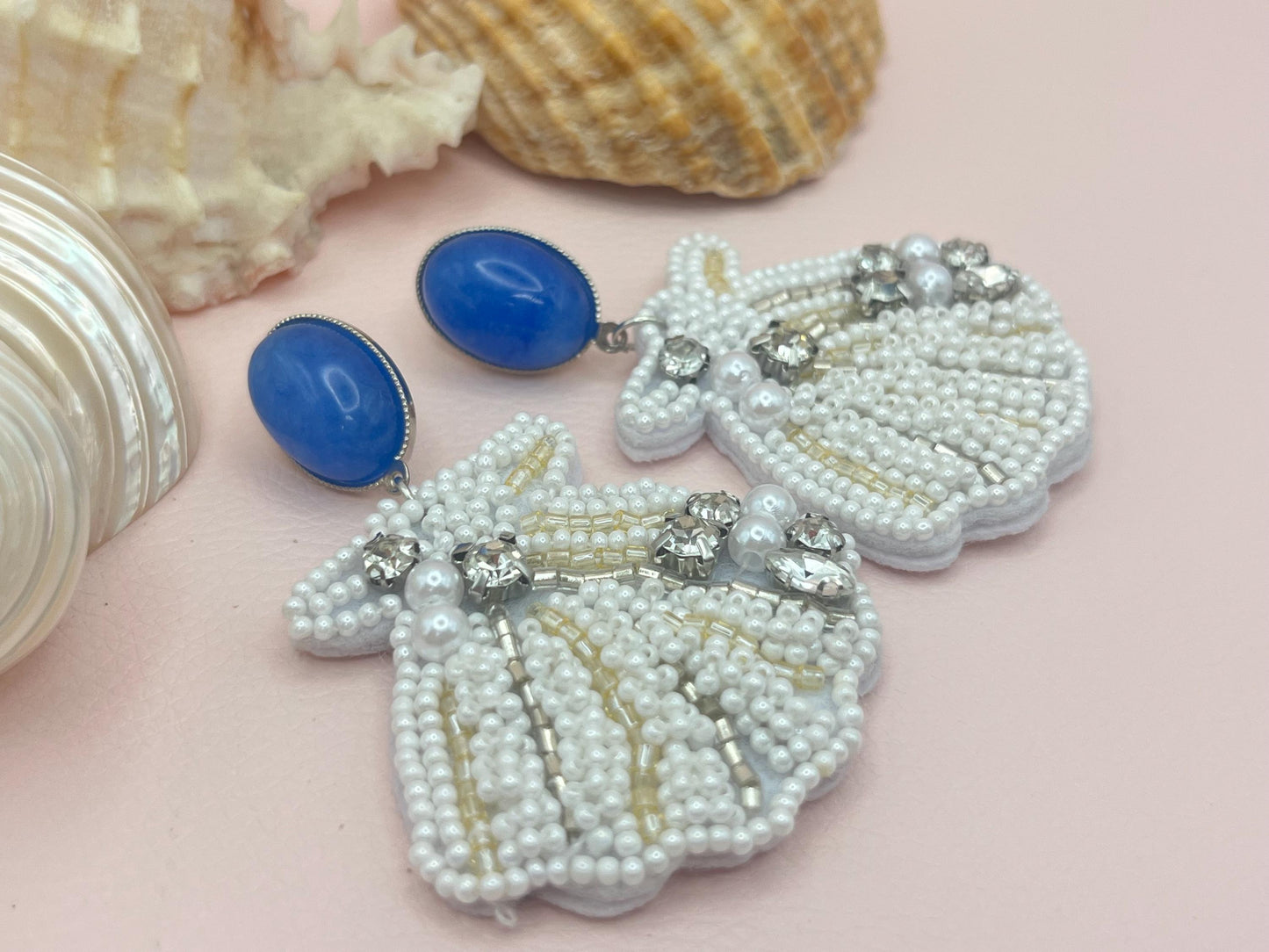 Statementohrringe, Hängeohrringe mit leichten weißen Muscheln an vergoldeten Ohrsteckern mit Jade Cabochons in Blau - Laury goes Le Havre