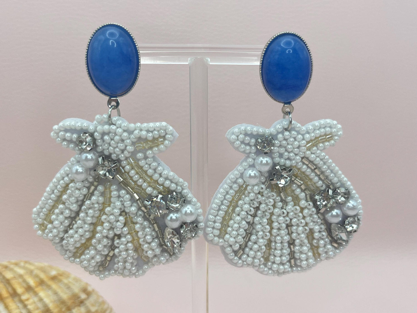 Statementohrringe, Hängeohrringe mit leichten weißen Muscheln an vergoldeten Ohrsteckern mit Jade Cabochons in Blau - Laury goes Le Havre