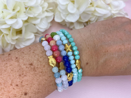 Armband aus bunten Natursteinperlen, Süßwasserperlen, Edelstahlperlen mit Fisch, Freundschaftsarmband - Laury goes Sylt