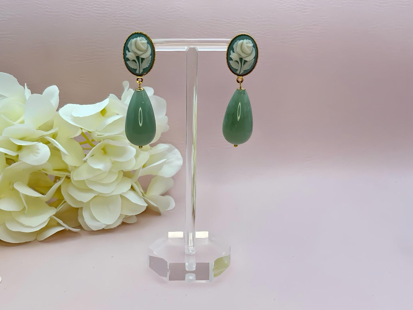 Tropfenohrringe, Statement Ohrringe mit salbeigrünen Resintropfen an vergoldeten Steckern mit Rosen Cabochons - Laury goes Vienna