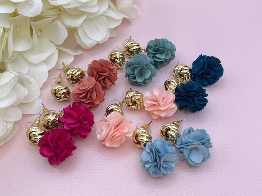 Statementohrringe, Blumenohrringe, elegante goldene Knoten Ohrstecker mit Blüten Pompom in Pfirsich - Laury goes London
