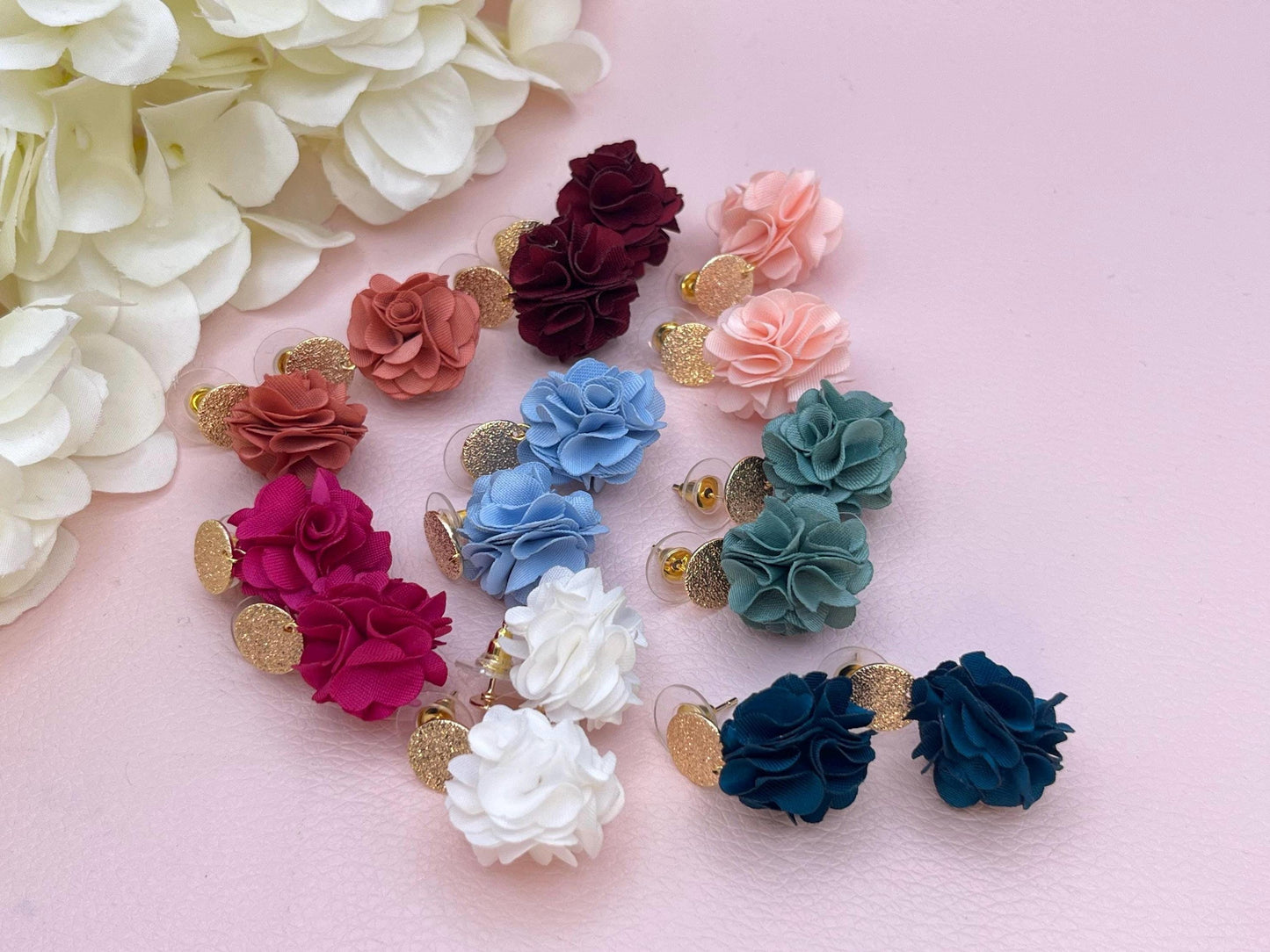 Leichte Hängeohrringe mit vergoldeten Ohrsteckern und Blüten-Pompom in Bordeauxrot - Laury goes Paris