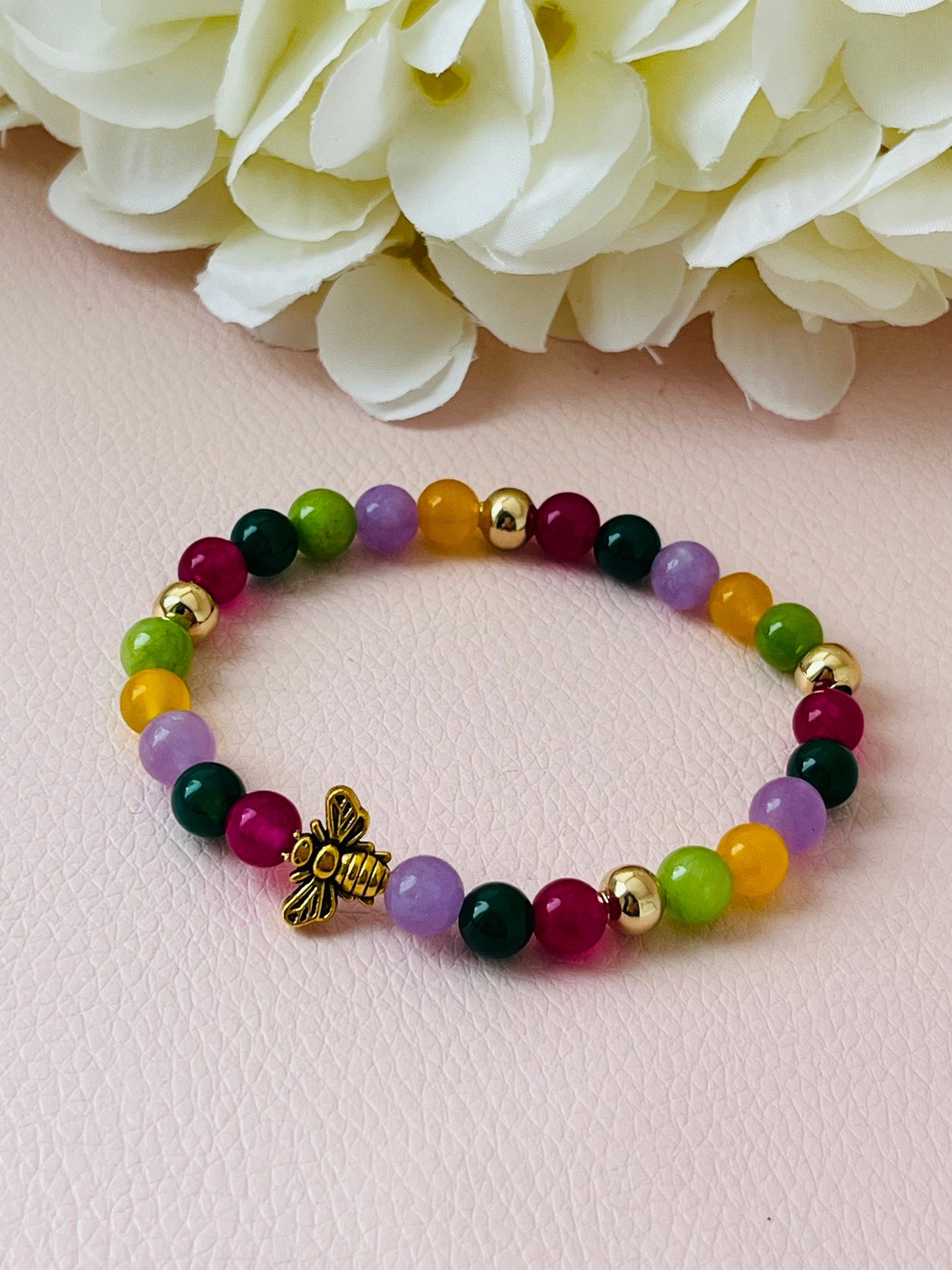 Armband aus bunten Natursteinen mit vergoldeter Biene - Laury goes Provence - LAURY LOVES PINK