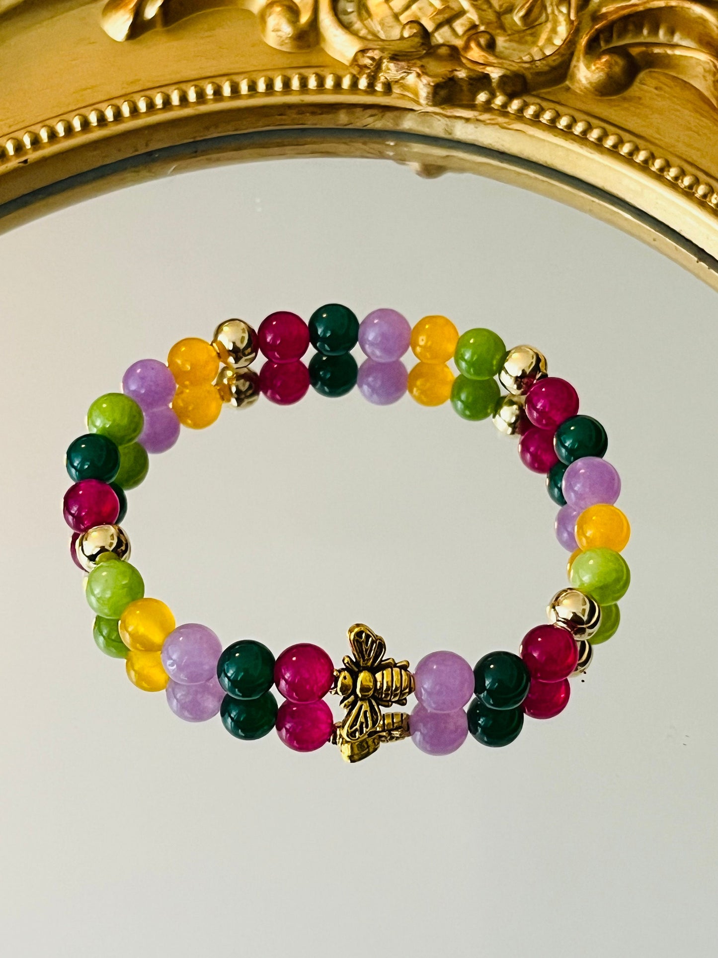 Armband aus bunten Natursteinen mit vergoldeter Biene - Laury goes Provence - LAURY LOVES PINK