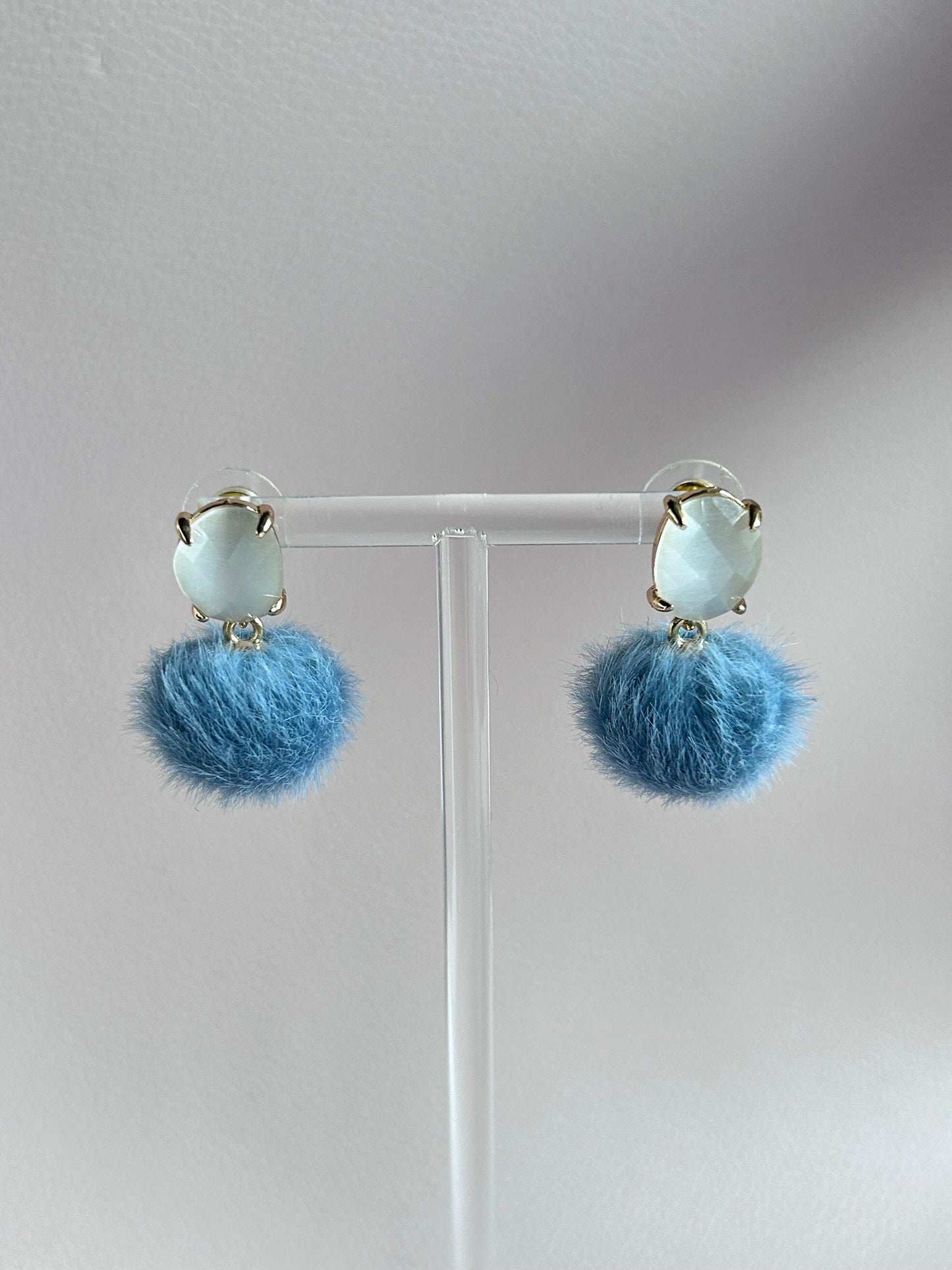 Pompom Ohrringe Kristallglas Hellblau Weiß - Laury goes Grindelwald - LAURY LOVES PINK