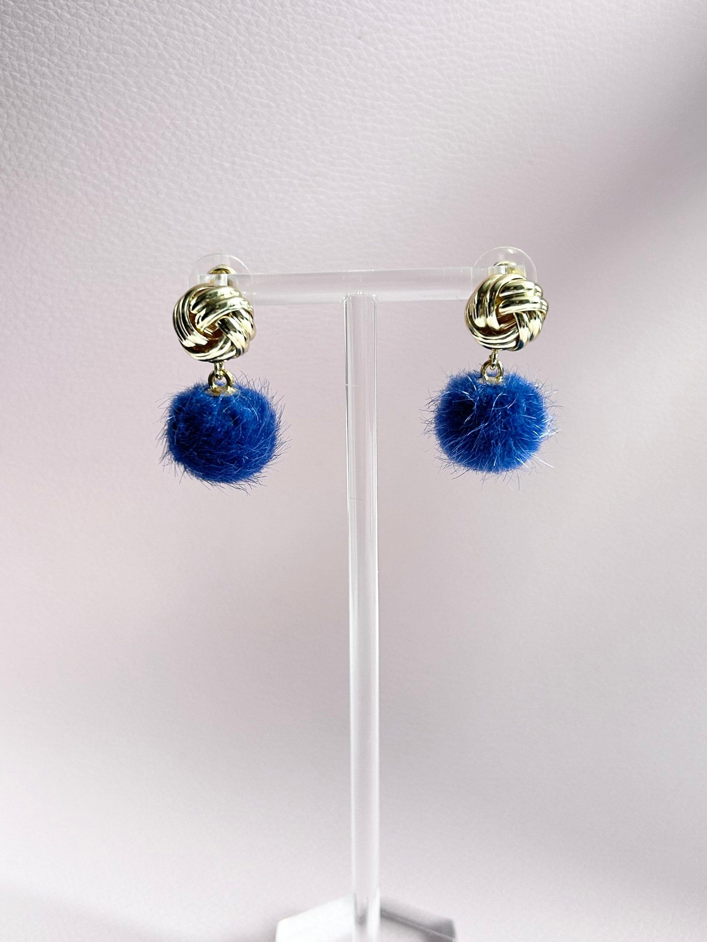 Pompom Ohrringe Knoten Blau - Laury goes Grindelwald - LAURY LOVES PINK