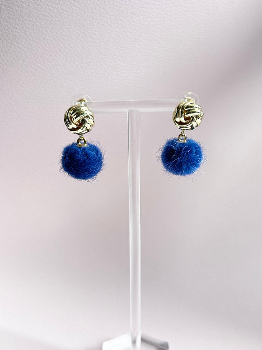 Pompom Ohrringe Knoten Blau - Laury goes Grindelwald - LAURY LOVES PINK