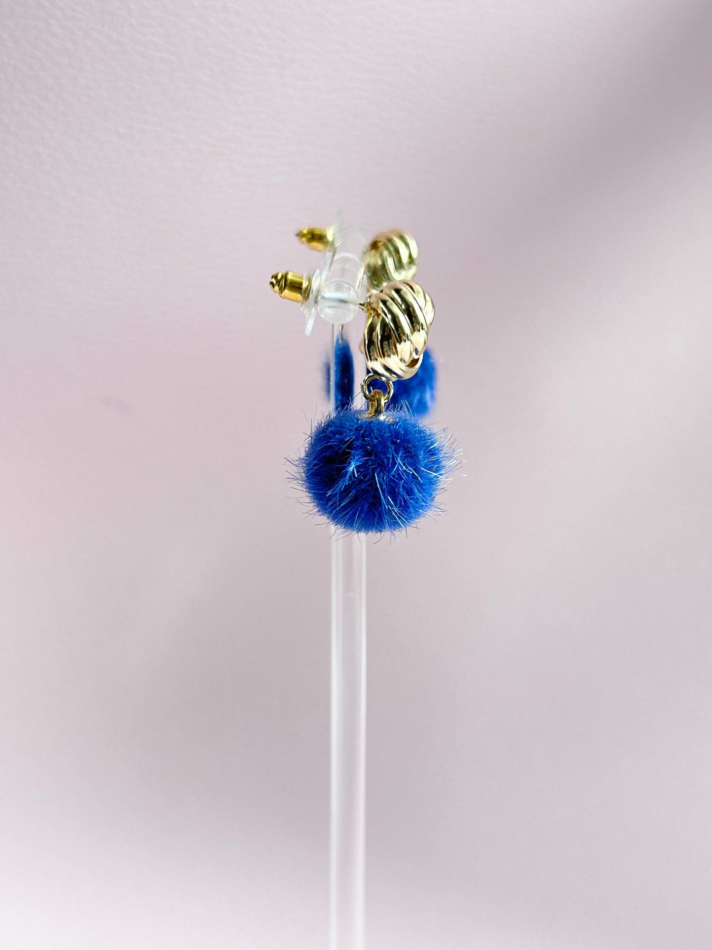 Pompom Ohrringe Knoten Blau - Laury goes Grindelwald - LAURY LOVES PINK