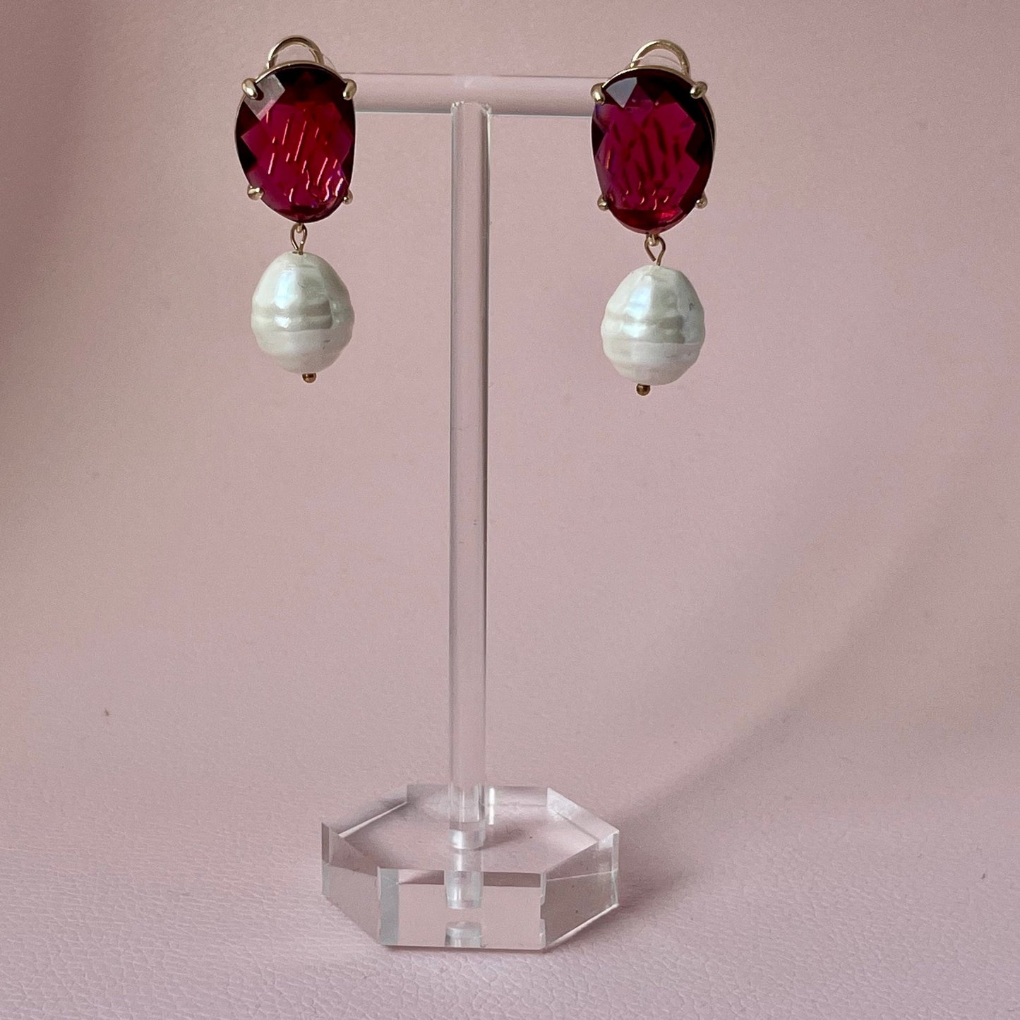 Perlenohrringe mit Muschelkernperle an Kristallglassteckern Rot - Laury goes Oslo - LAURY LOVES PINK