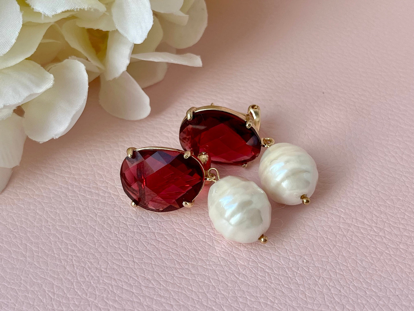 Perlenohrringe mit Muschelkernperle an Kristallglassteckern Rot - Laury goes Oslo - LAURY LOVES PINK