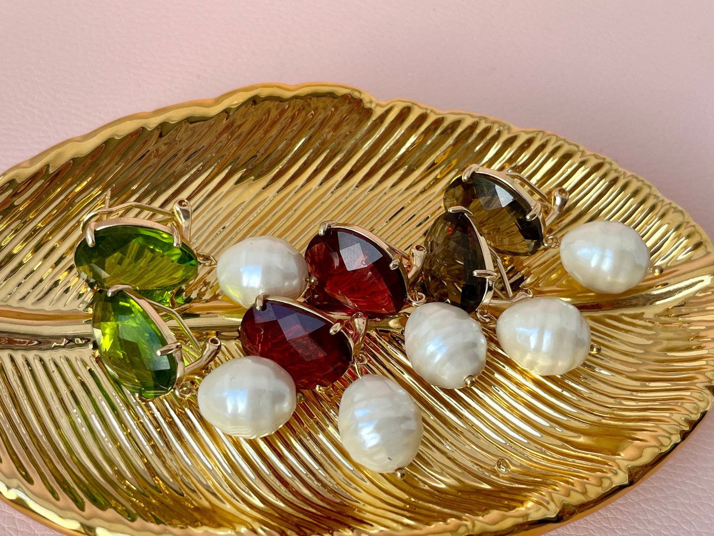 Perlenohrringe mit Muschelkernperle an Kristallglassteckern Grün - Laury goes Oslo - LAURY LOVES PINK