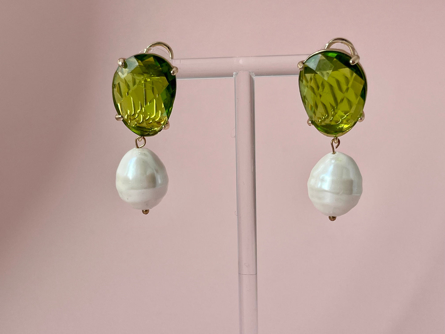 Perlenohrringe mit Muschelkernperle an Kristallglassteckern Grün - Laury goes Oslo - LAURY LOVES PINK