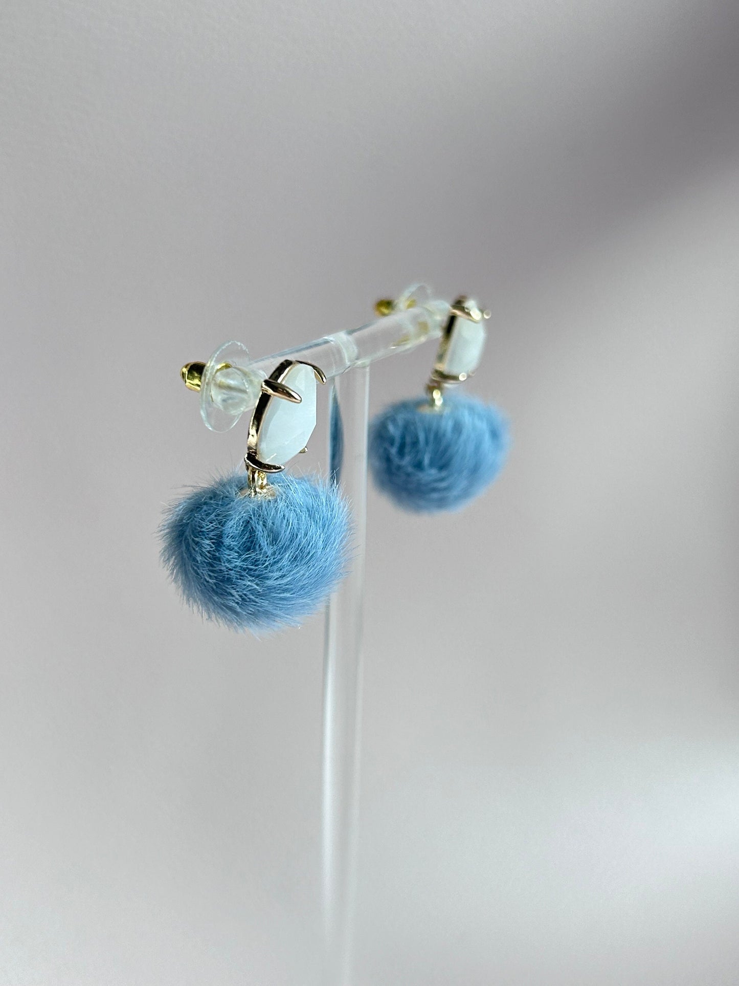 Pompom Ohrringe Kristallglas Hellblau Weiß - Laury goes Grindelwald - LAURY LOVES PINK
