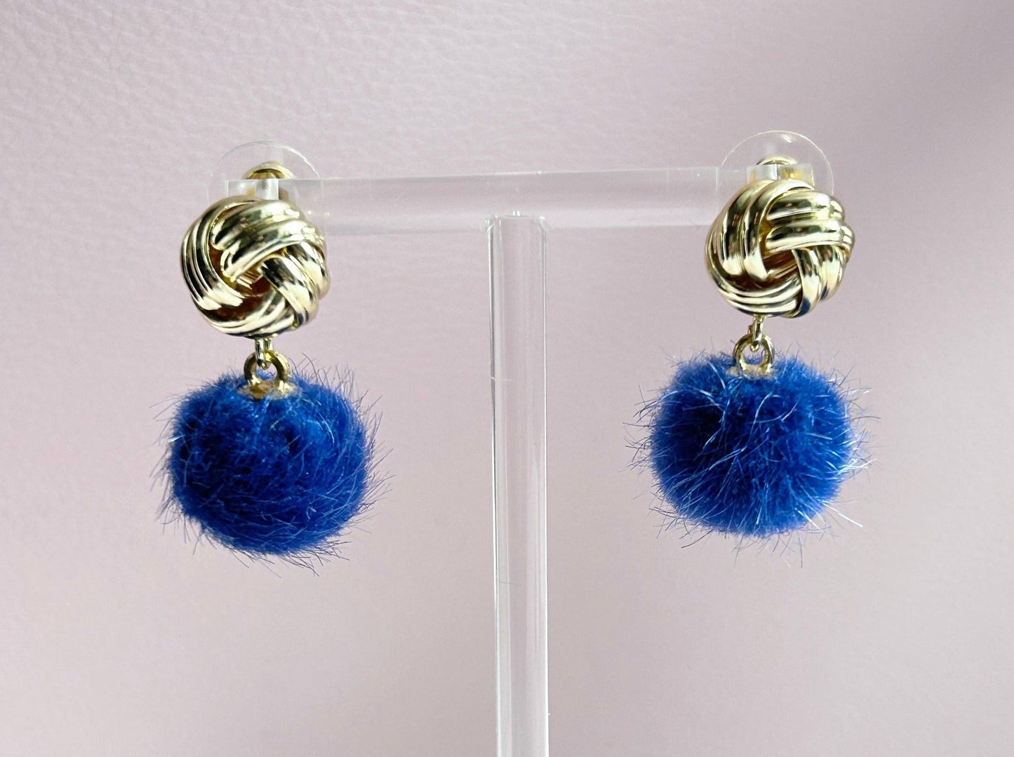 Pompom Ohrringe Knoten Blau - Laury goes Grindelwald - LAURY LOVES PINK