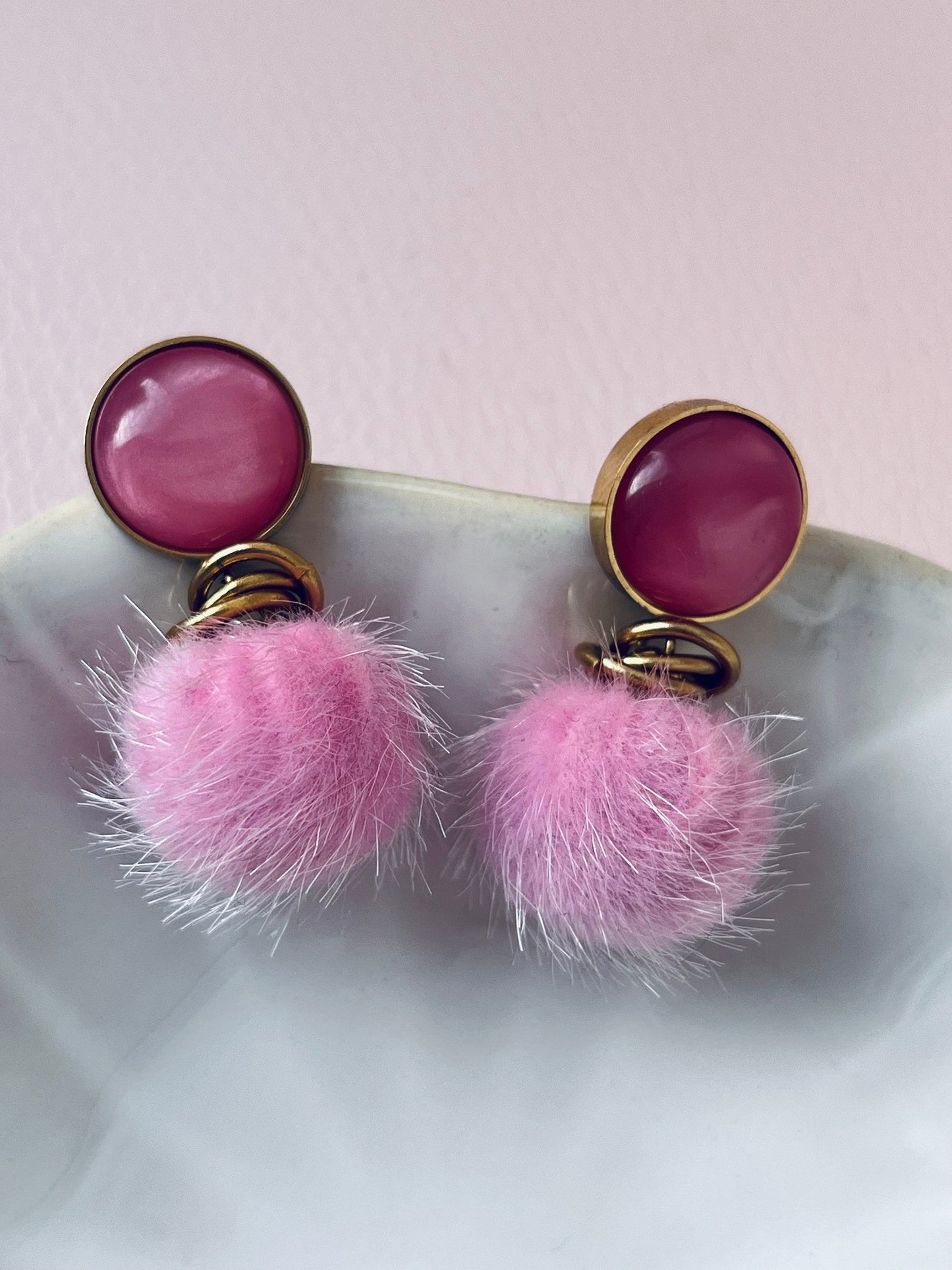 Pompom Ohrringe Rosa - Laury goes Grindelwald - LAURY LOVES PINK