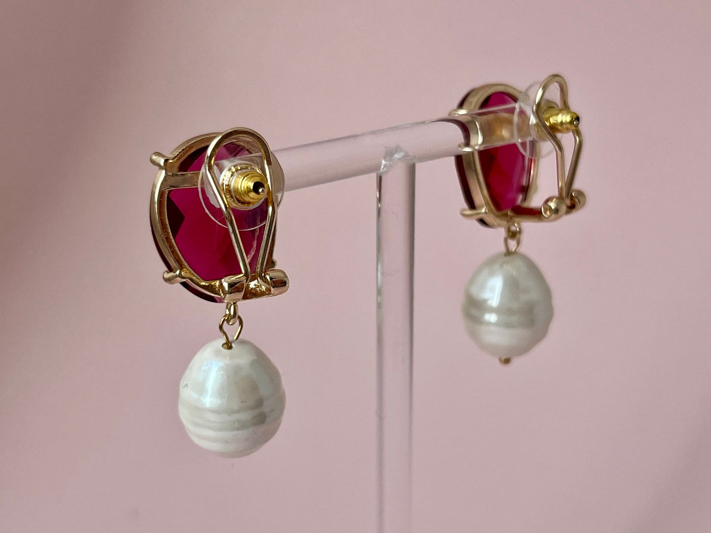 Perlenohrringe mit Muschelkernperle an Kristallglassteckern Rot - Laury goes Oslo - LAURY LOVES PINK
