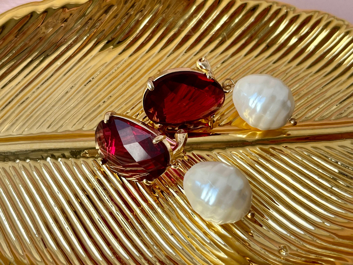 Perlenohrringe mit Muschelkernperle an Kristallglassteckern Rot - Laury goes Oslo - LAURY LOVES PINK