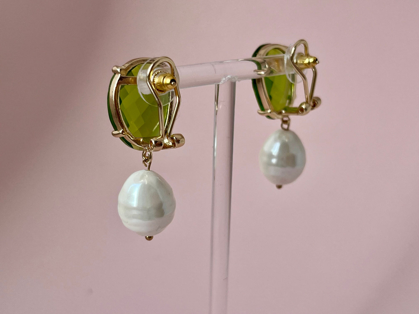 Perlenohrringe mit Muschelkernperle an Kristallglassteckern Grün - Laury goes Oslo - LAURY LOVES PINK