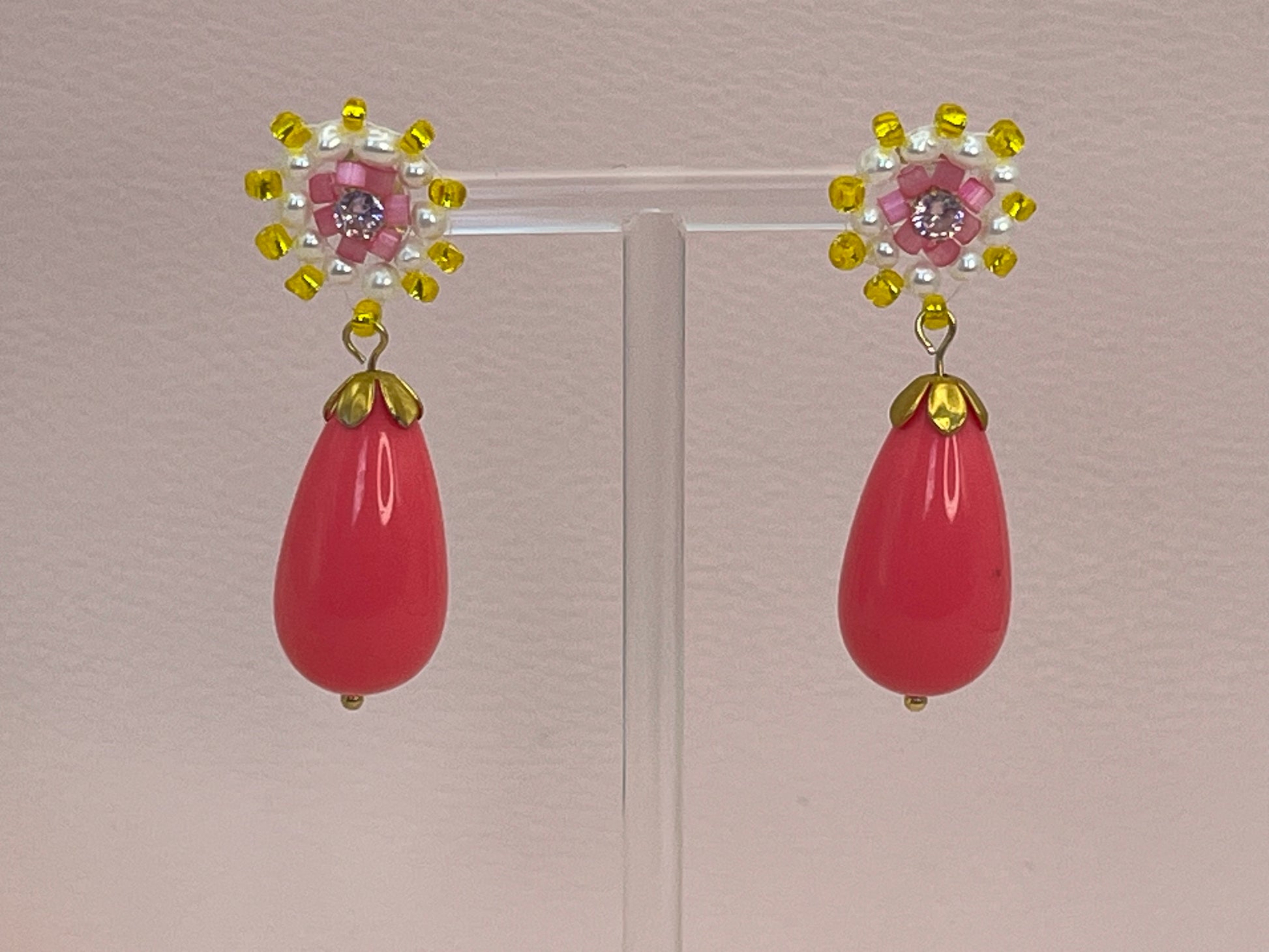 Tropfenohrringe mit handgestickten Oberteil Pink Gelb- Laury goes Riga - LAURY LOVES PINK