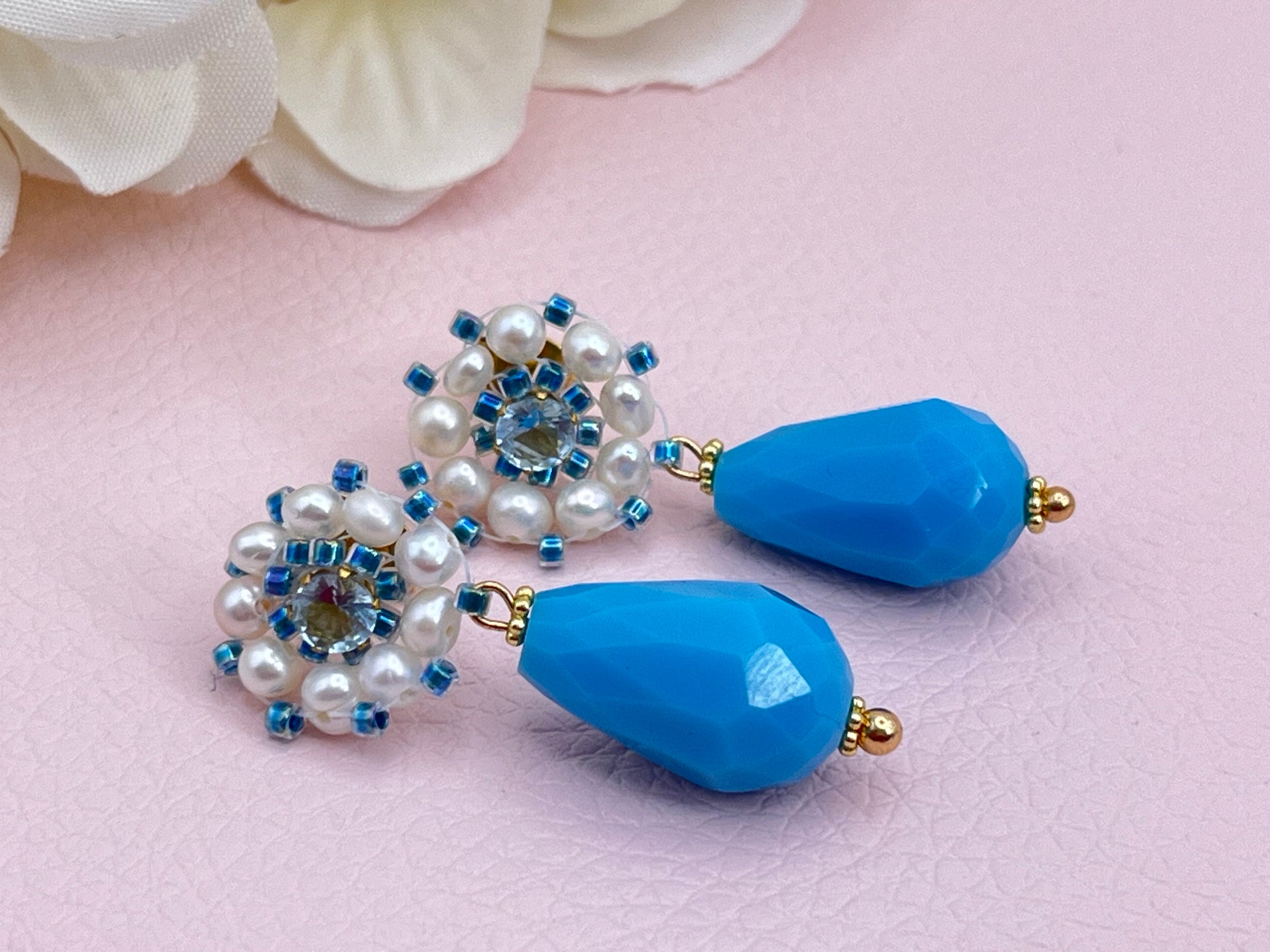 Tropfenohrringe mit handgestickten Oberteil Hellblau - Laury goes Riga - LAURY LOVES PINK