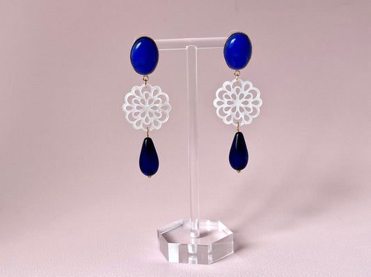 Tropfenohrringe Ornament Blau Weiß - Laury goes Santorini - LAURY LOVES PINK