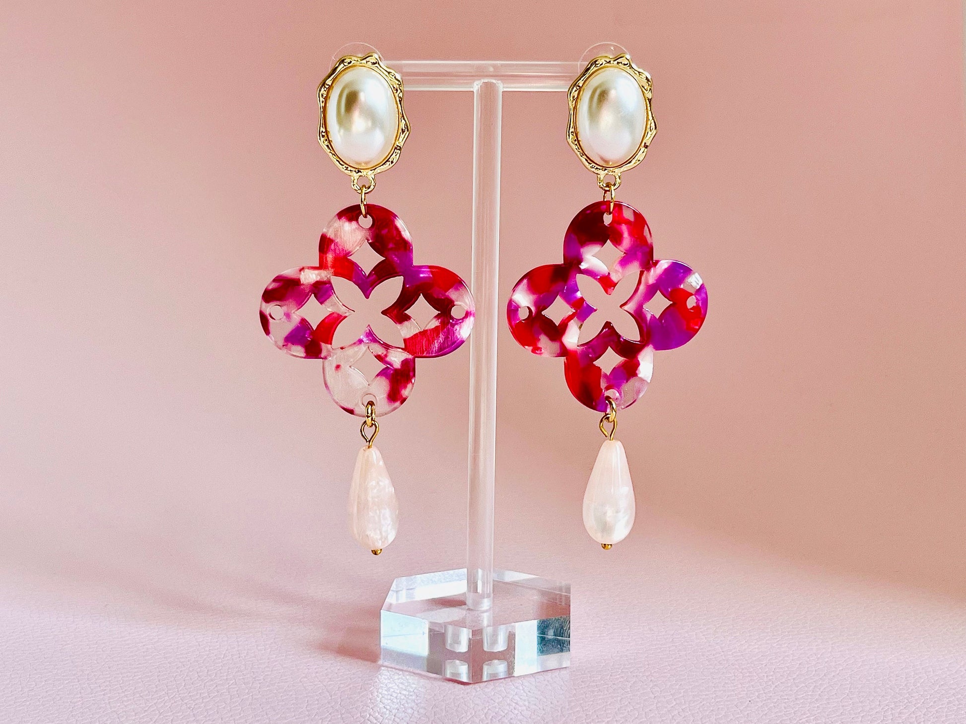 Leichte Ornamentohrringe, Hängeohrringe mit Resin Ornamenten in Beerentönen und Tropfenanhängern an Perlensteckern - Laury goes Capri