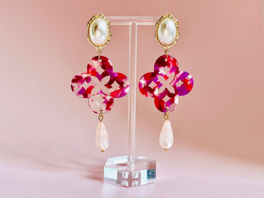 Leichte Ornamentohrringe, Hängeohrringe mit Resin Ornamenten in Beerentönen und Tropfenanhängern an Perlensteckern - Laury goes Capri