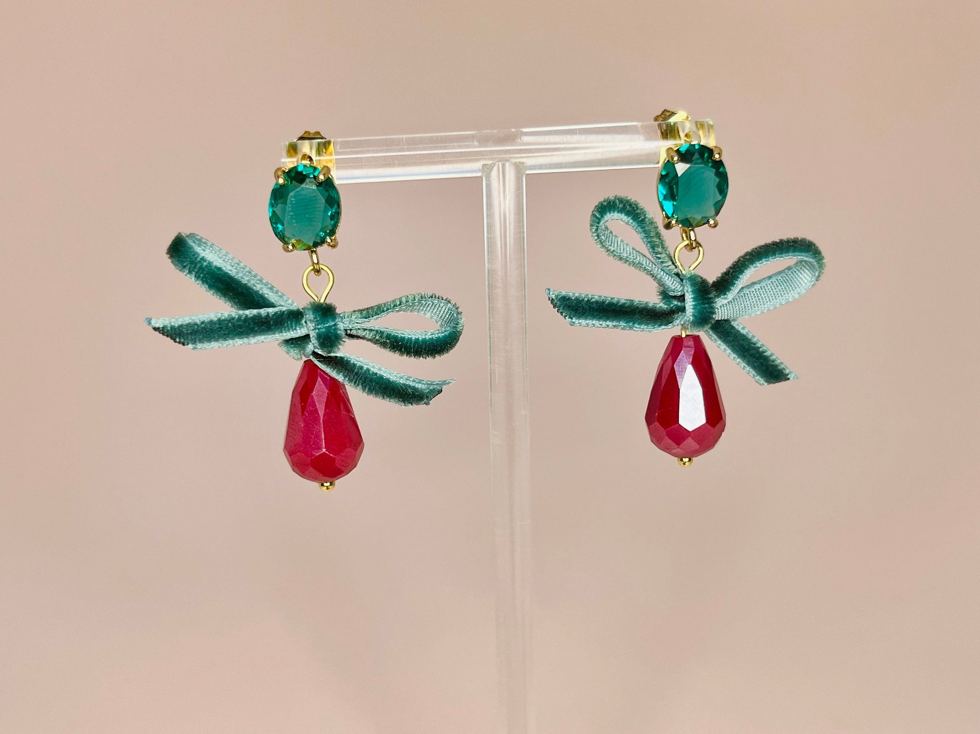 Tropfenohrringe mit Samtschleife und Kristallglas Steckern in Grün und Fuchsia - Laury goes Munich