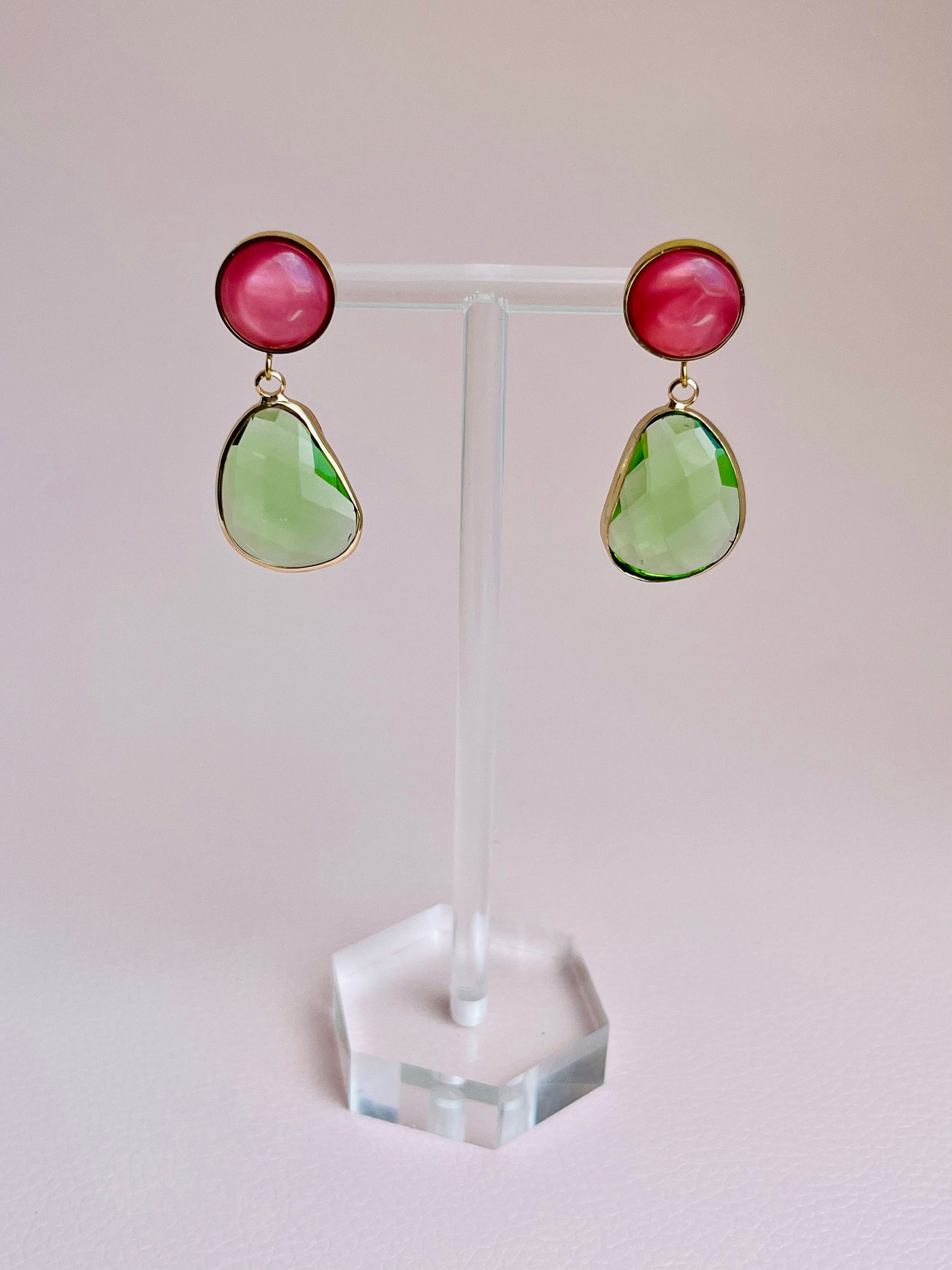 Hängeohrringe aus Kristallglas in Grün mit Cabochons in Pink an Edelstahlsteckern - Laury goes Rio
