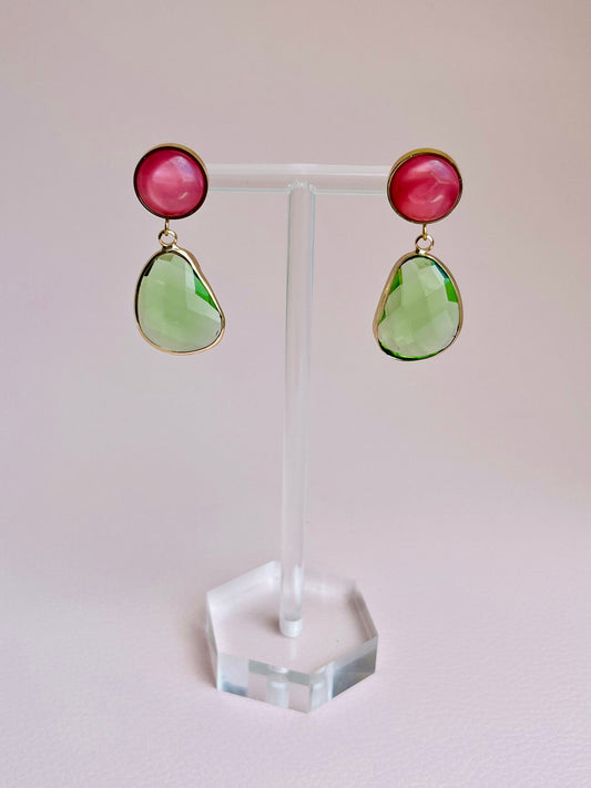 Hängeohrringe aus Kristallglas in Grün mit Cabochons in Pink an Edelstahlsteckern - Laury goes Rio