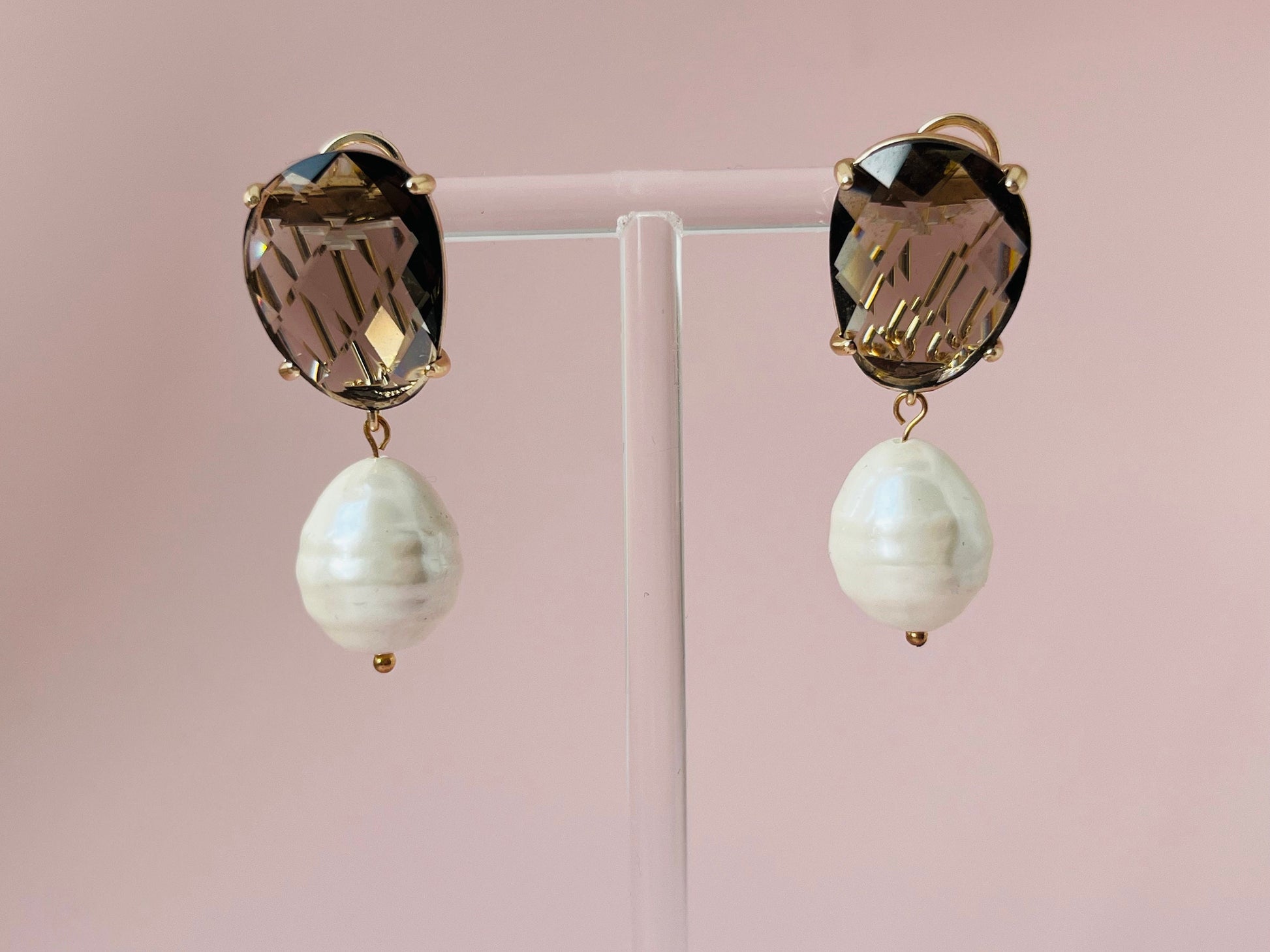 Perlenohrringe mit Muschelkernperle an Kristallglassteckern Braun - Laury goes Oslo - LAURY LOVES PINK