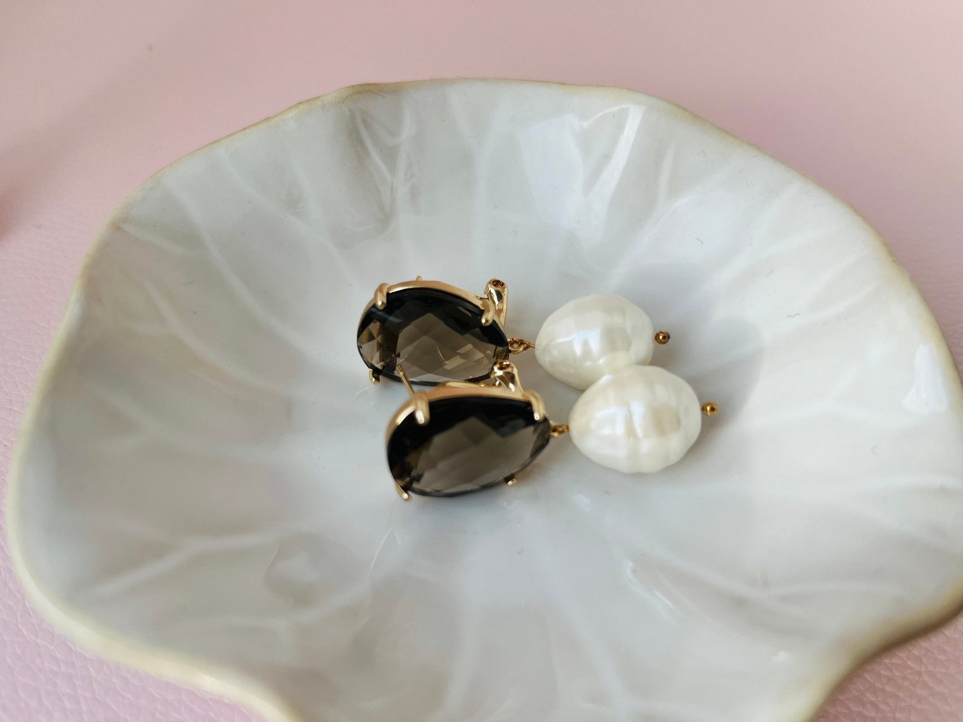 Perlenohrringe mit Muschelkernperle an Kristallglassteckern Braun - Laury goes Oslo - LAURY LOVES PINK