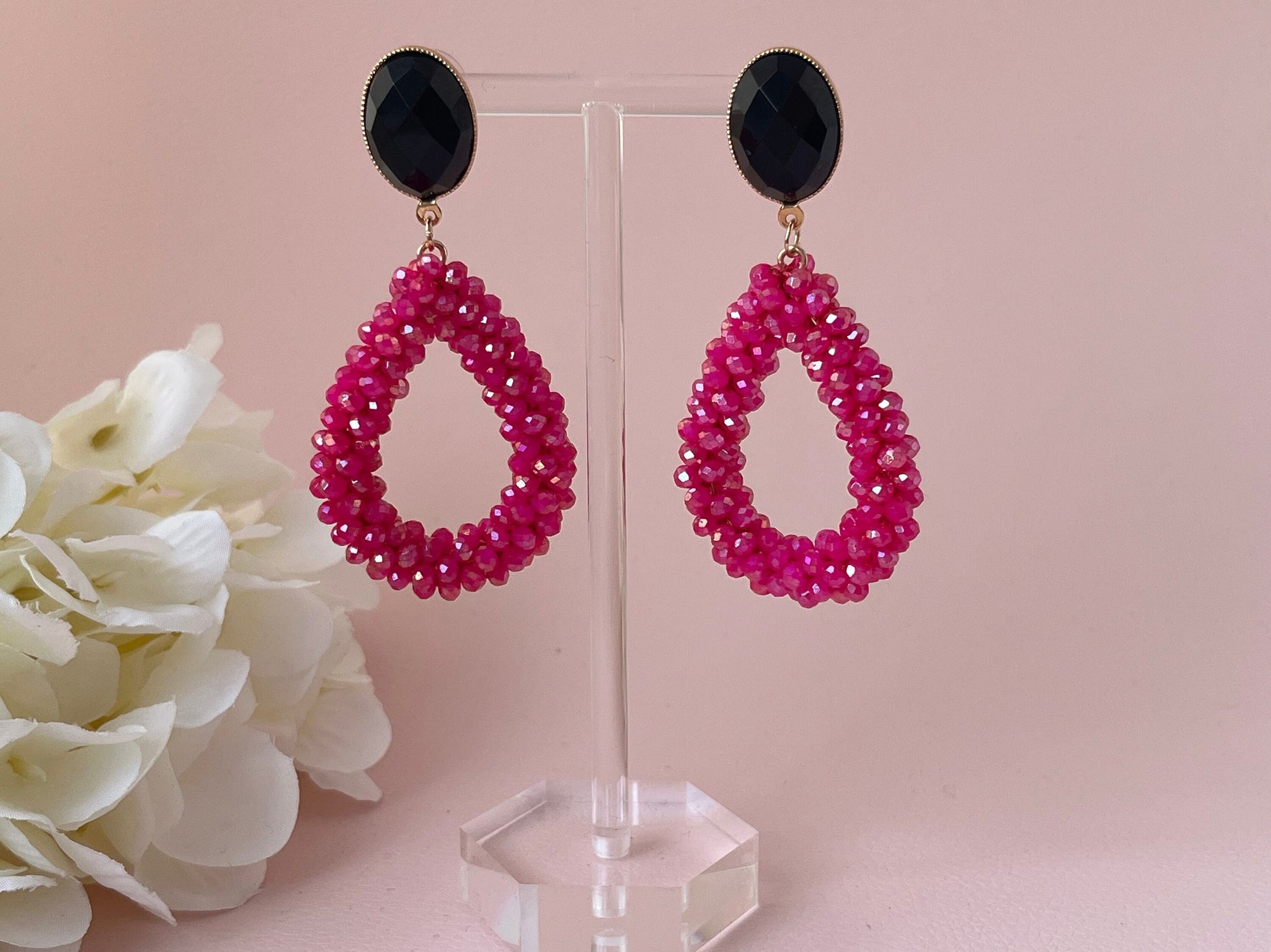 Glitzer Statement Ohrringe mit pinken Facettperlentropfen an Ohrsteckern mit schwarzen facettierten Cabochons - Laury goes Côtes d‘Azure
