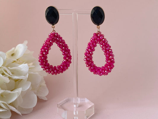 Glitzer Statement Ohrringe mit pinken Facettperlentropfen an Ohrsteckern mit schwarzen facettierten Cabochons - Laury goes Côtes d‘Azure