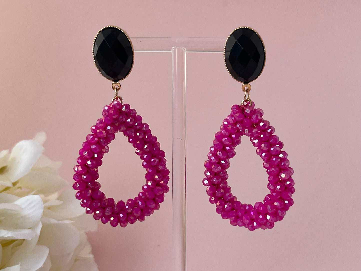 Glitzer Statement Ohrringe mit pinken Facettperlentropfen an Ohrsteckern mit schwarzen facettierten Cabochons - Laury goes Côtes d‘Azure