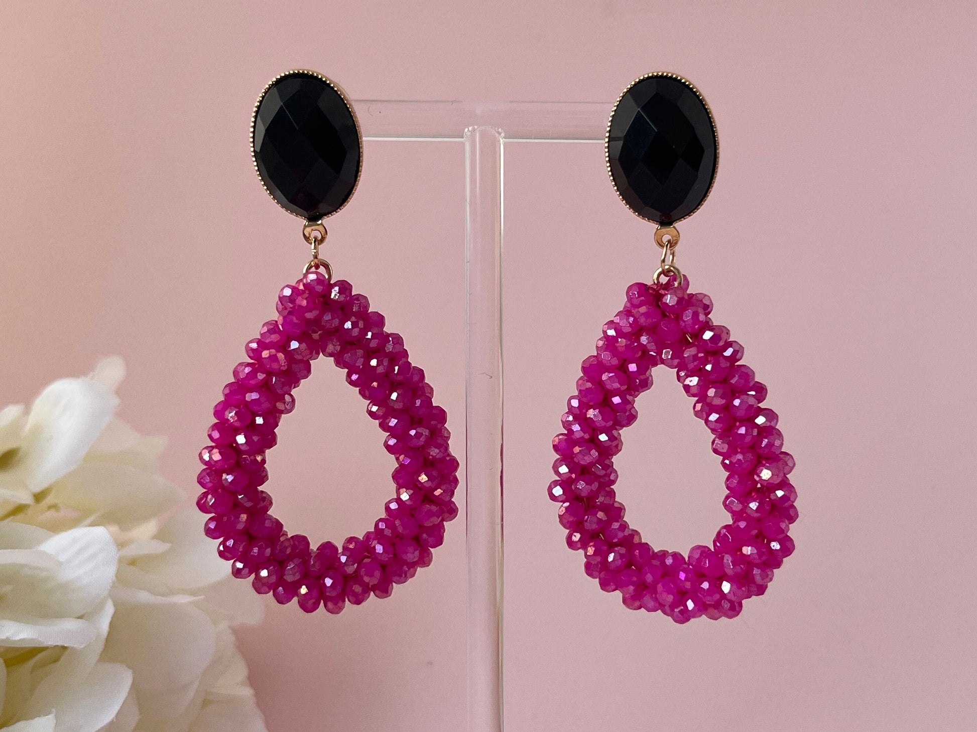 Glitzer Statement Ohrringe mit pinken Facettperlentropfen an Ohrsteckern mit schwarzen facettierten Cabochons - Laury goes Côtes d‘Azure