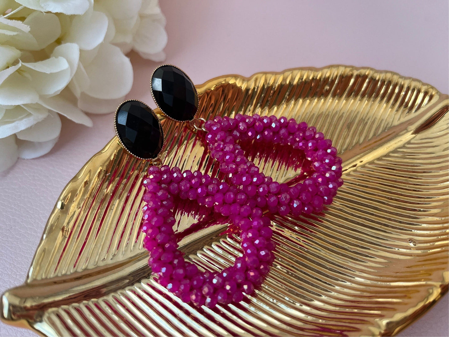 Glitzer Statement Ohrringe mit pinken Facettperlentropfen an Ohrsteckern mit schwarzen facettierten Cabochons - Laury goes Côtes d‘Azure