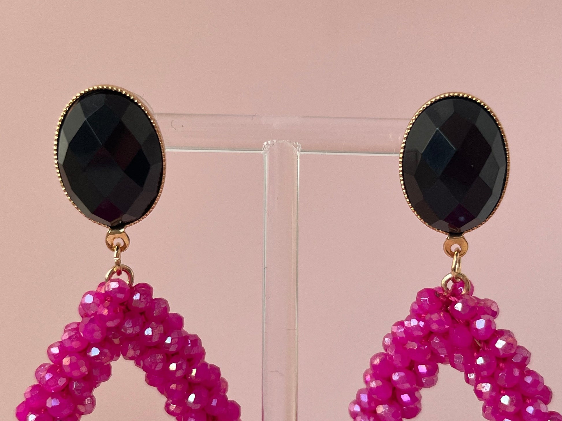 Glitzer Statement Ohrringe mit pinken Facettperlentropfen an Ohrsteckern mit schwarzen facettierten Cabochons - Laury goes Côtes d‘Azure