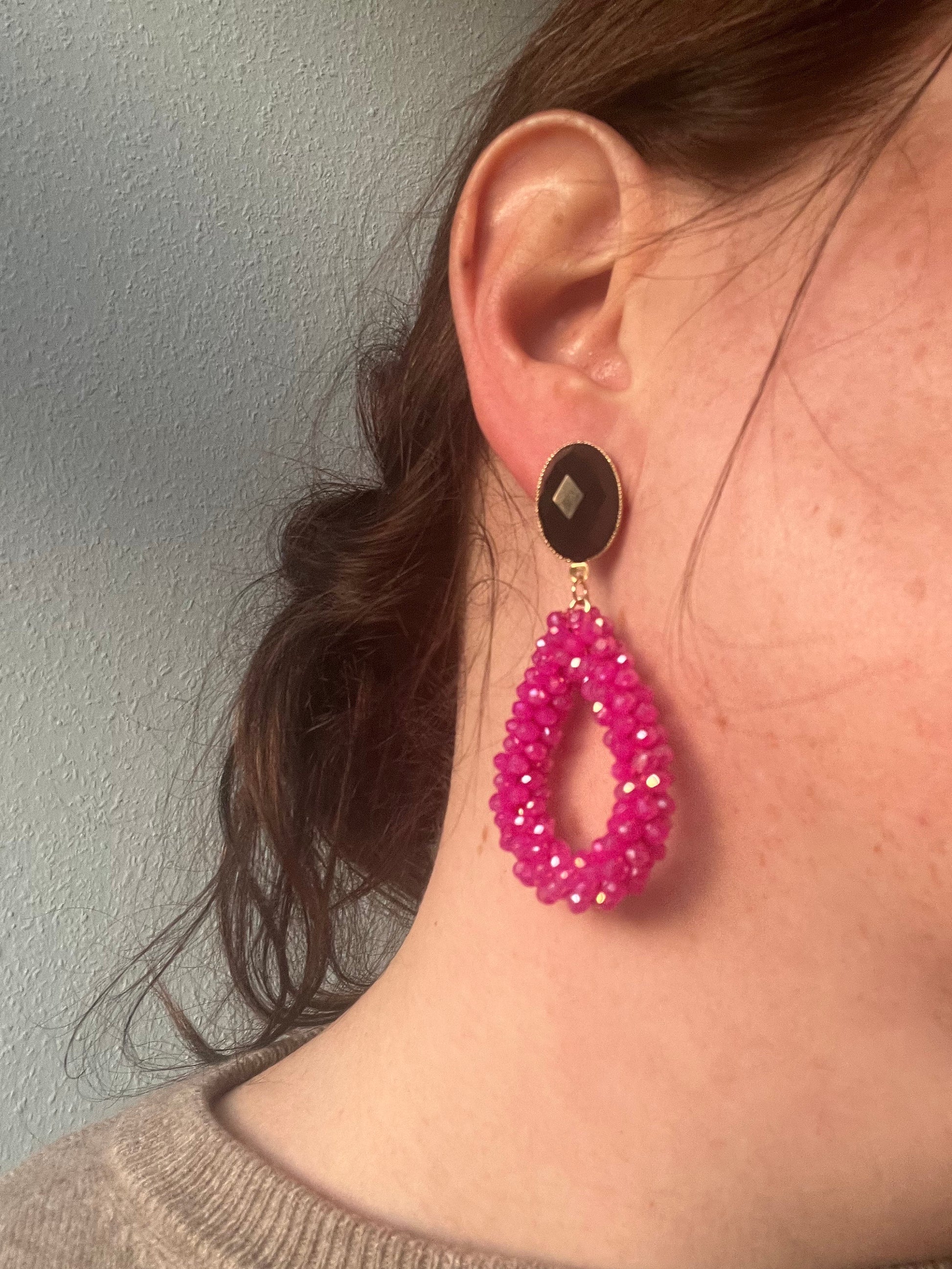 Glitzer Statement Ohrringe mit pinken Facettperlentropfen an Ohrsteckern mit schwarzen facettierten Cabochons - Laury goes Côtes d‘Azure