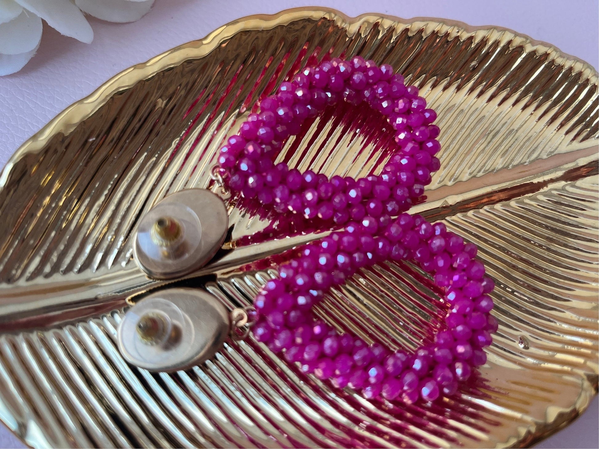 Glitzer Statement Ohrringe mit pinken Facettperlentropfen an Ohrsteckern mit schwarzen facettierten Cabochons - Laury goes Côtes d‘Azure