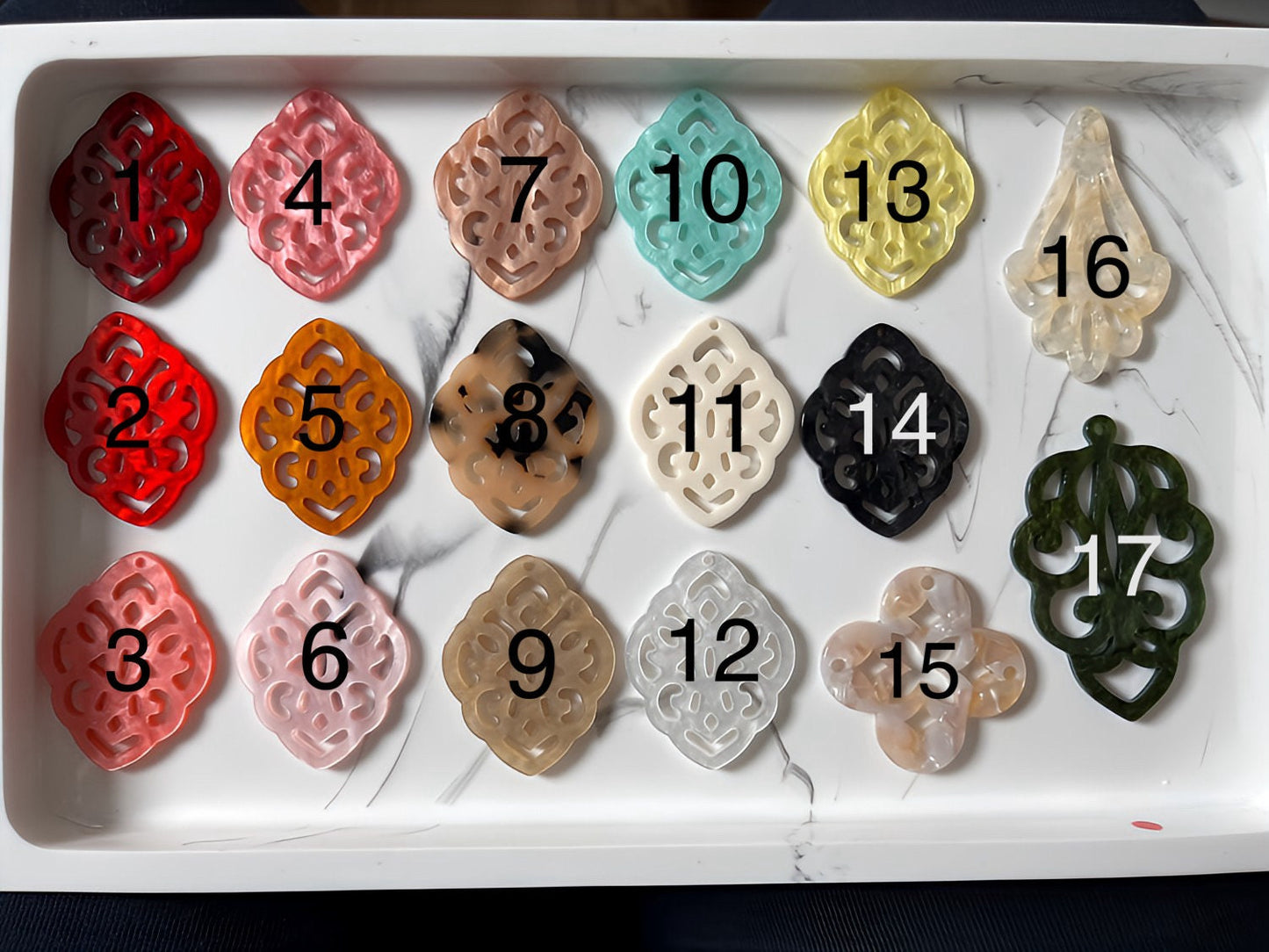 Ornamentohrringe, Statementohrringe in Schildpattoptik mit vergoldeten Ohrsteckern mit schwarzen Cabochons - Laury goes Marrakesch