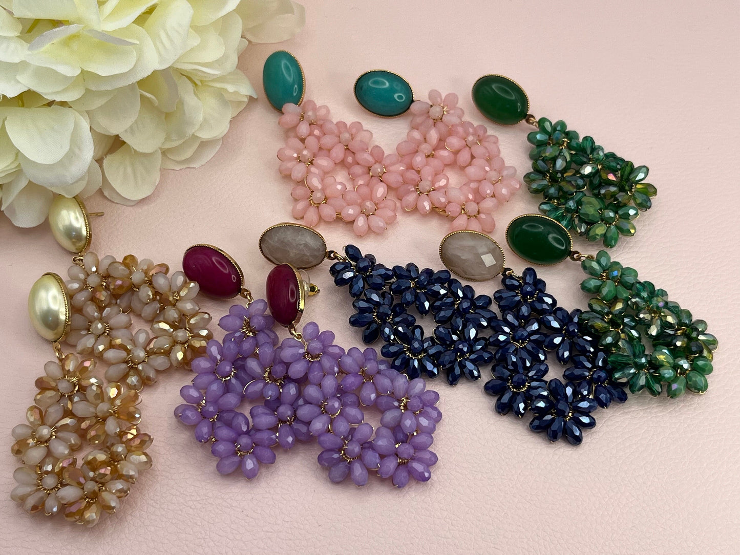 Glitzer Statementohrringe mit Blumenanhängern aus Perlen an Steckern mit Jade Cabochons Rosa - Laury goes Côtes d‘Azure