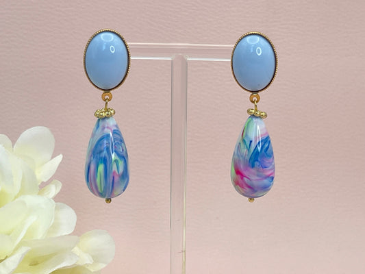 Tropfenohrringe, Statement Ohrringe mit marmorierten Resintropfen an vergoldeten Steckern mit hellblauen Cabochons - Laury goes Venice