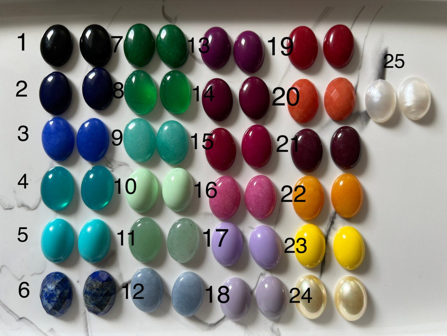 Glitzer Statementohrringe mit Blumenanhängern aus Perlen an Steckern mit Jade Cabochons Rosa - Laury goes Côtes d‘Azure